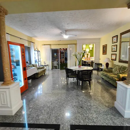 Hotel Oyo Don Cándido *
